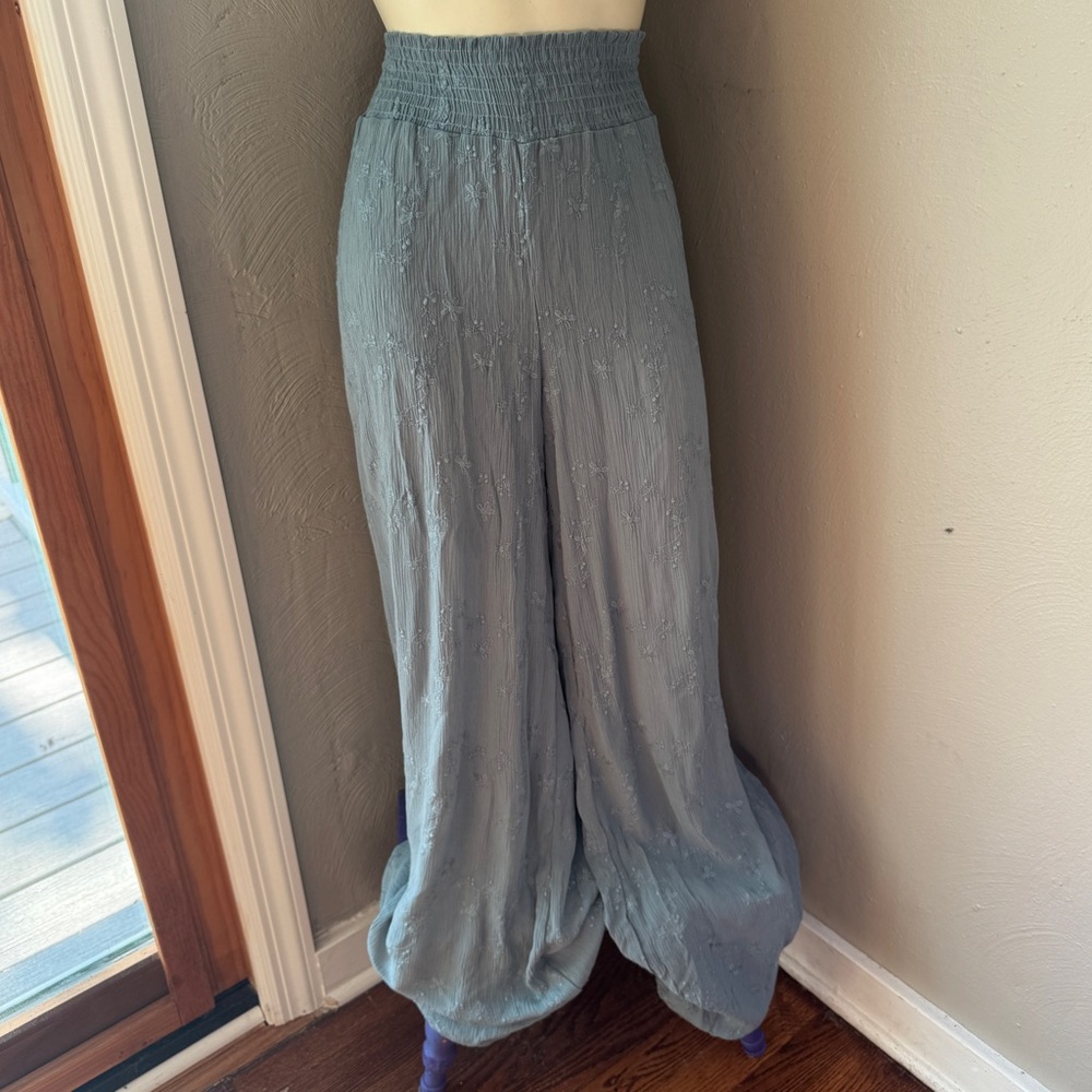 Chatoyant wide leg rayon pull on pants size large
